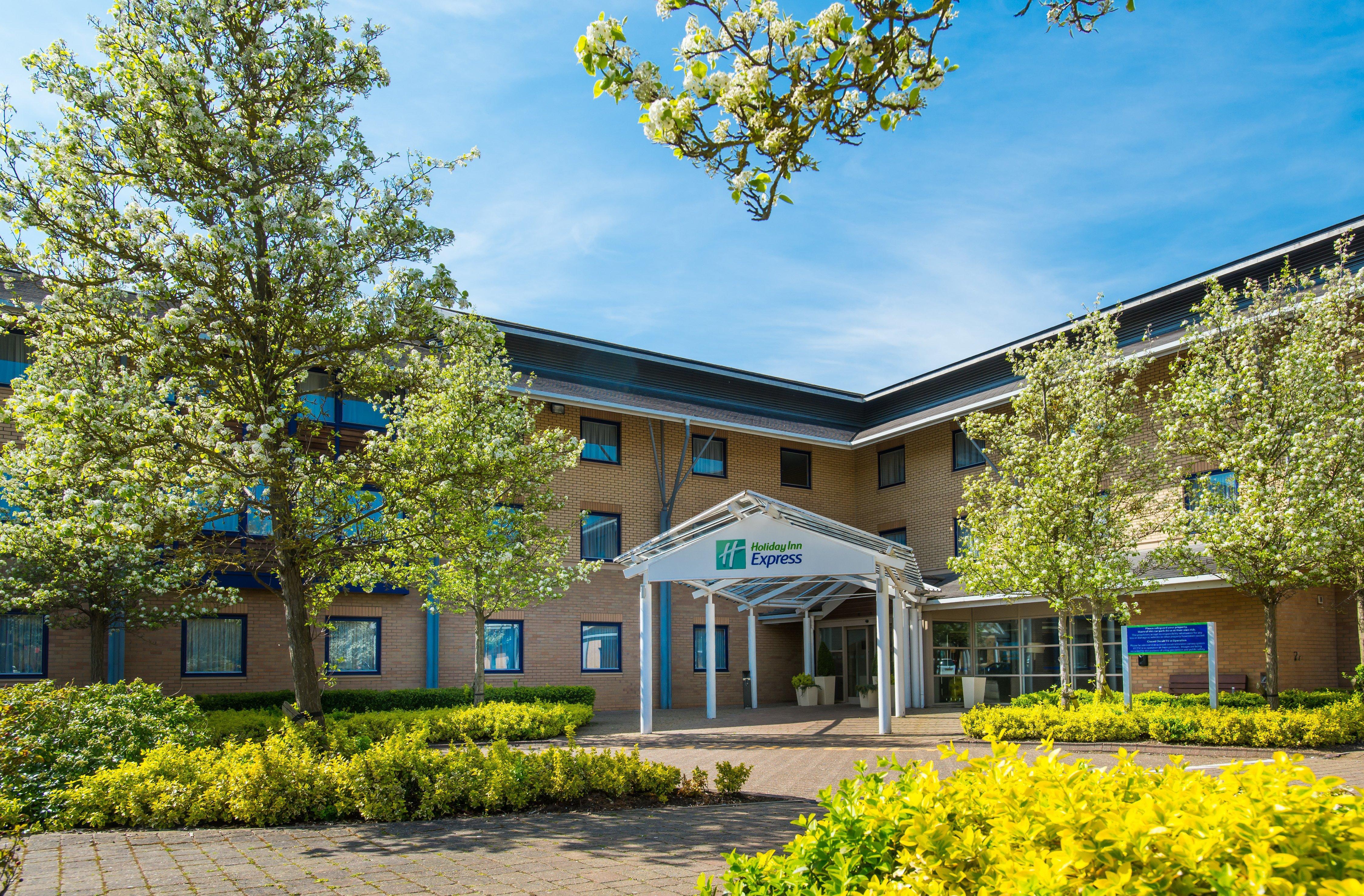 Holiday Inn Express Milton Keynes, An Ihg Hotel Exterior photo