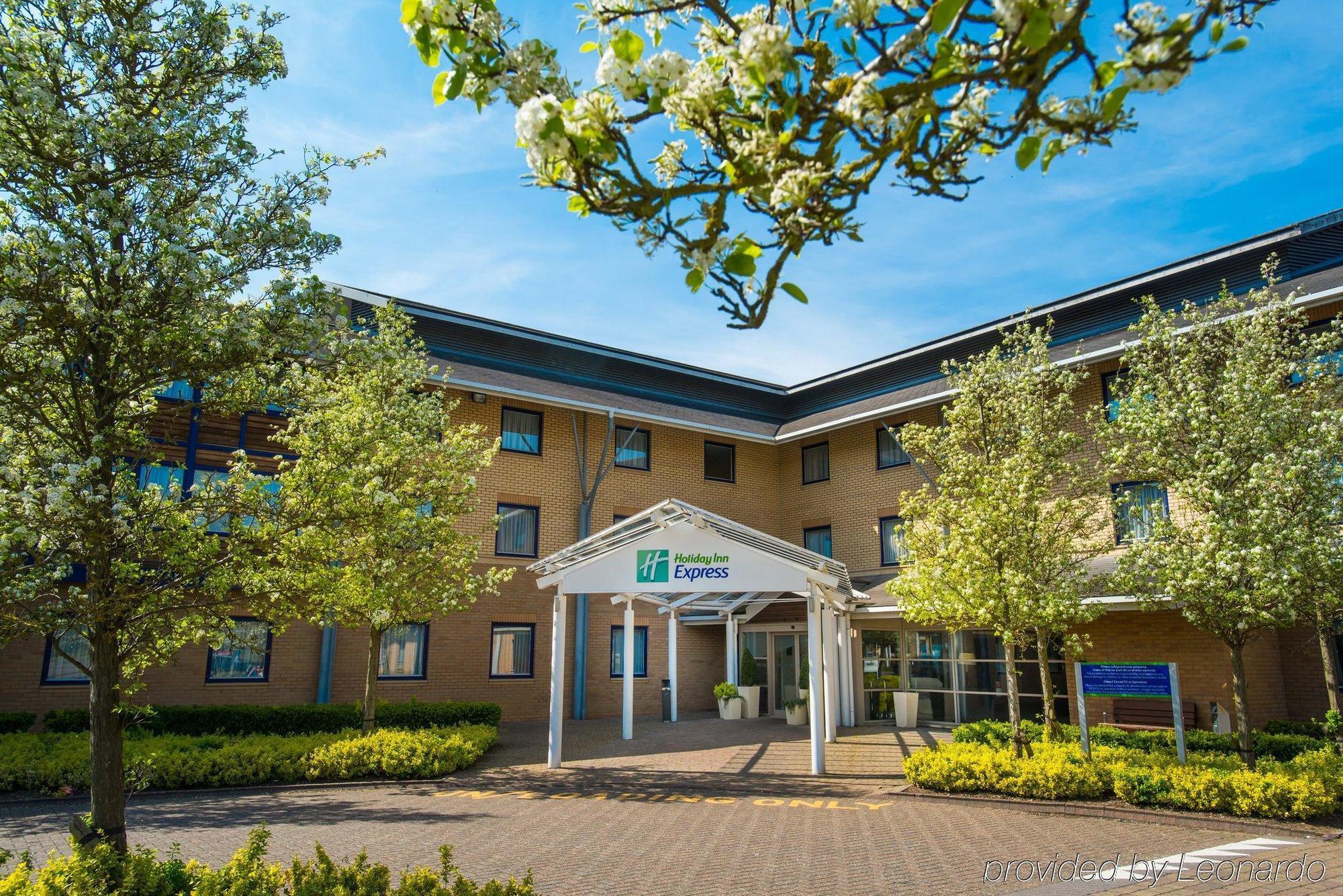 Holiday Inn Express Milton Keynes, An Ihg Hotel Exterior photo