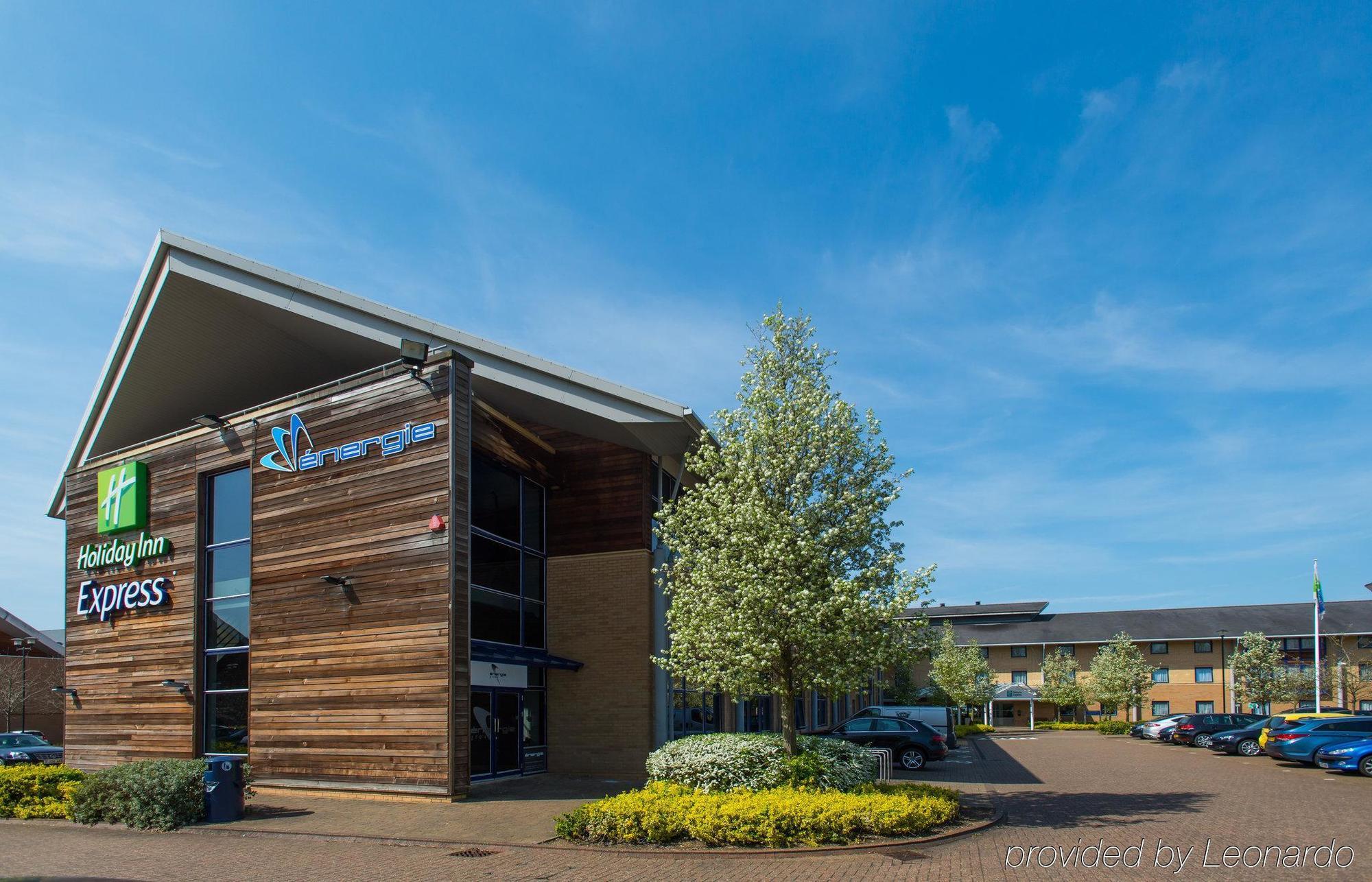 Holiday Inn Express Milton Keynes, An Ihg Hotel Exterior photo